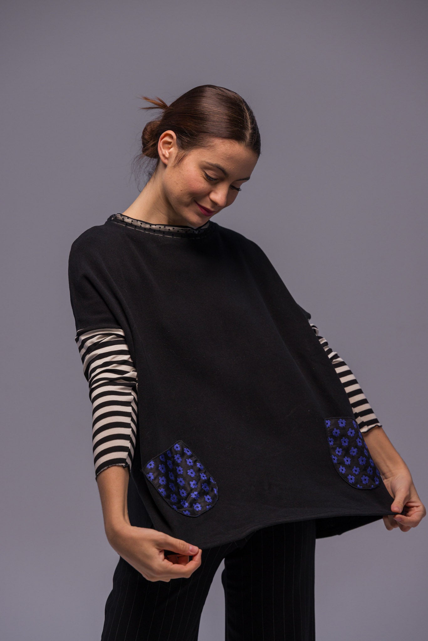 PULL POCHES FLEURS BLEU