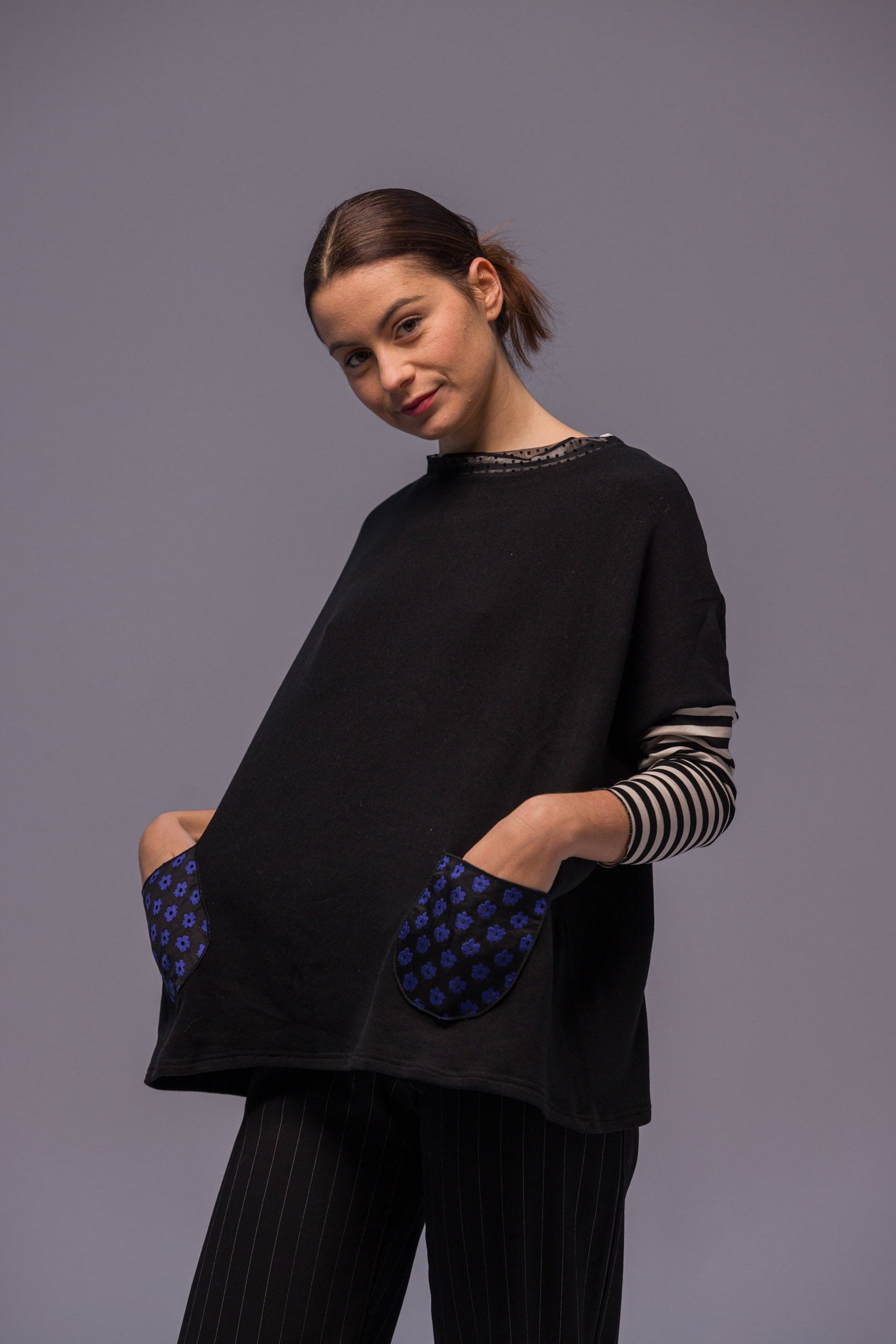 PULL POCHES FLEURS BLEU