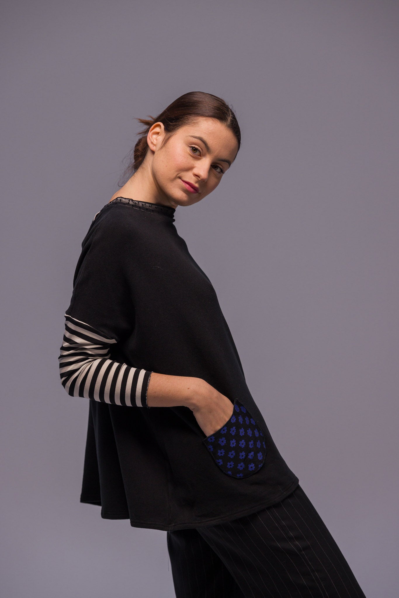 PULL POCHES FLEURS BLEU