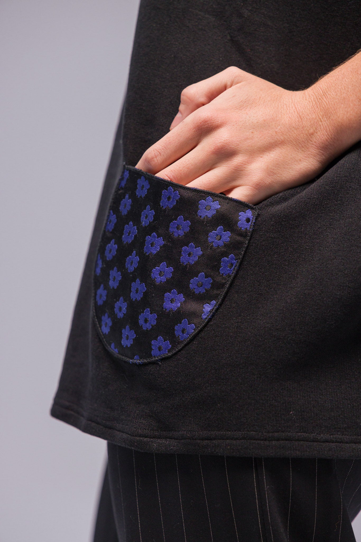 PULL POCHES FLEURS BLEU