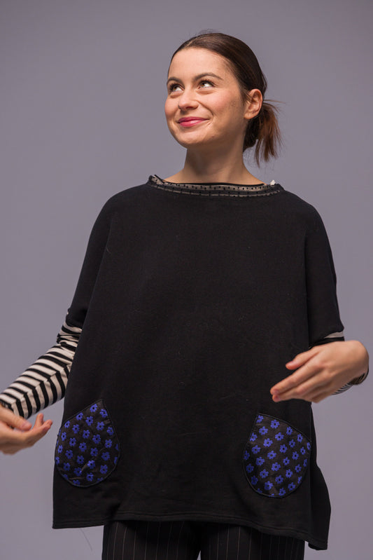 PULL POCHES FLEURS BLEU