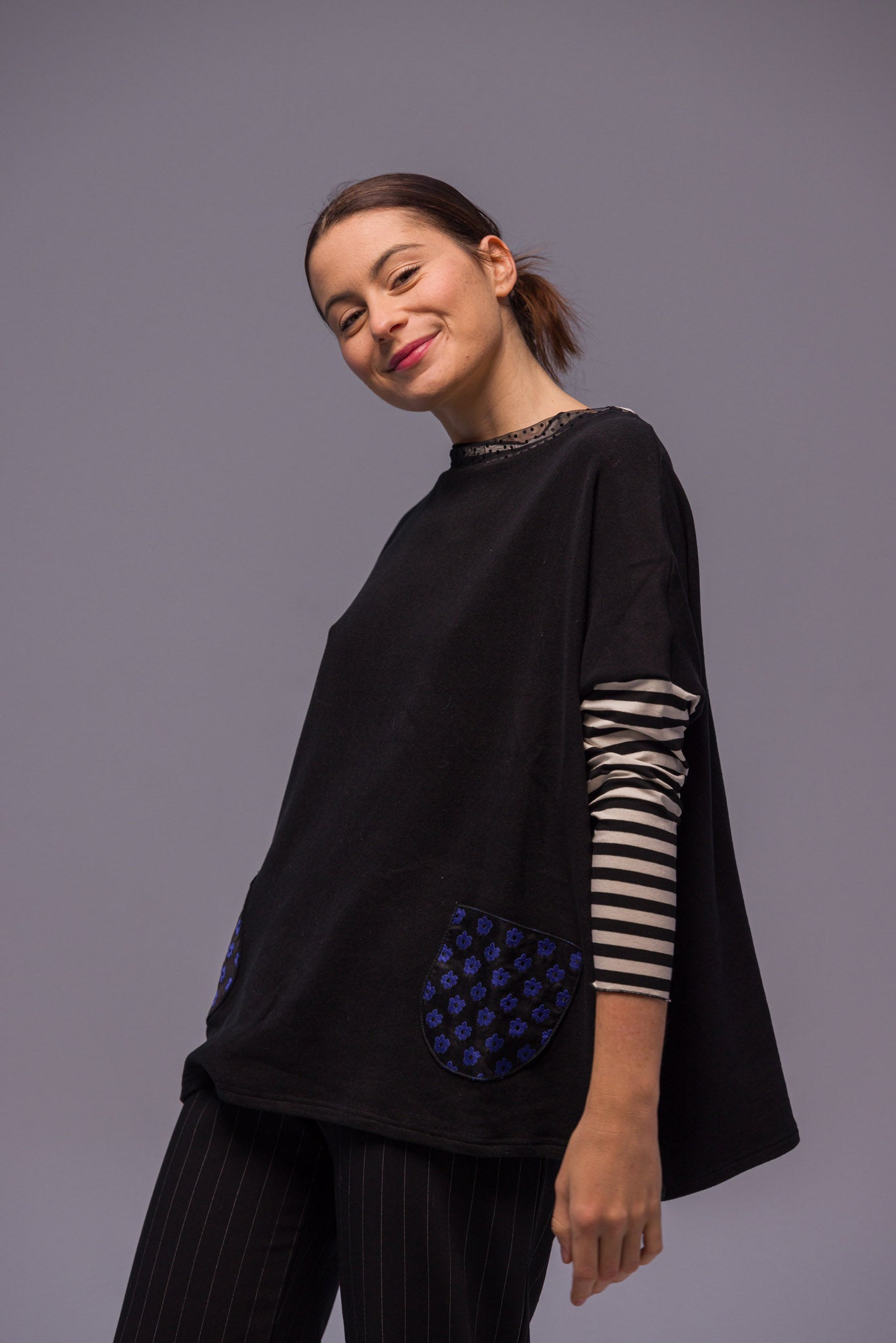 PULL POCHES FLEURS BLEU